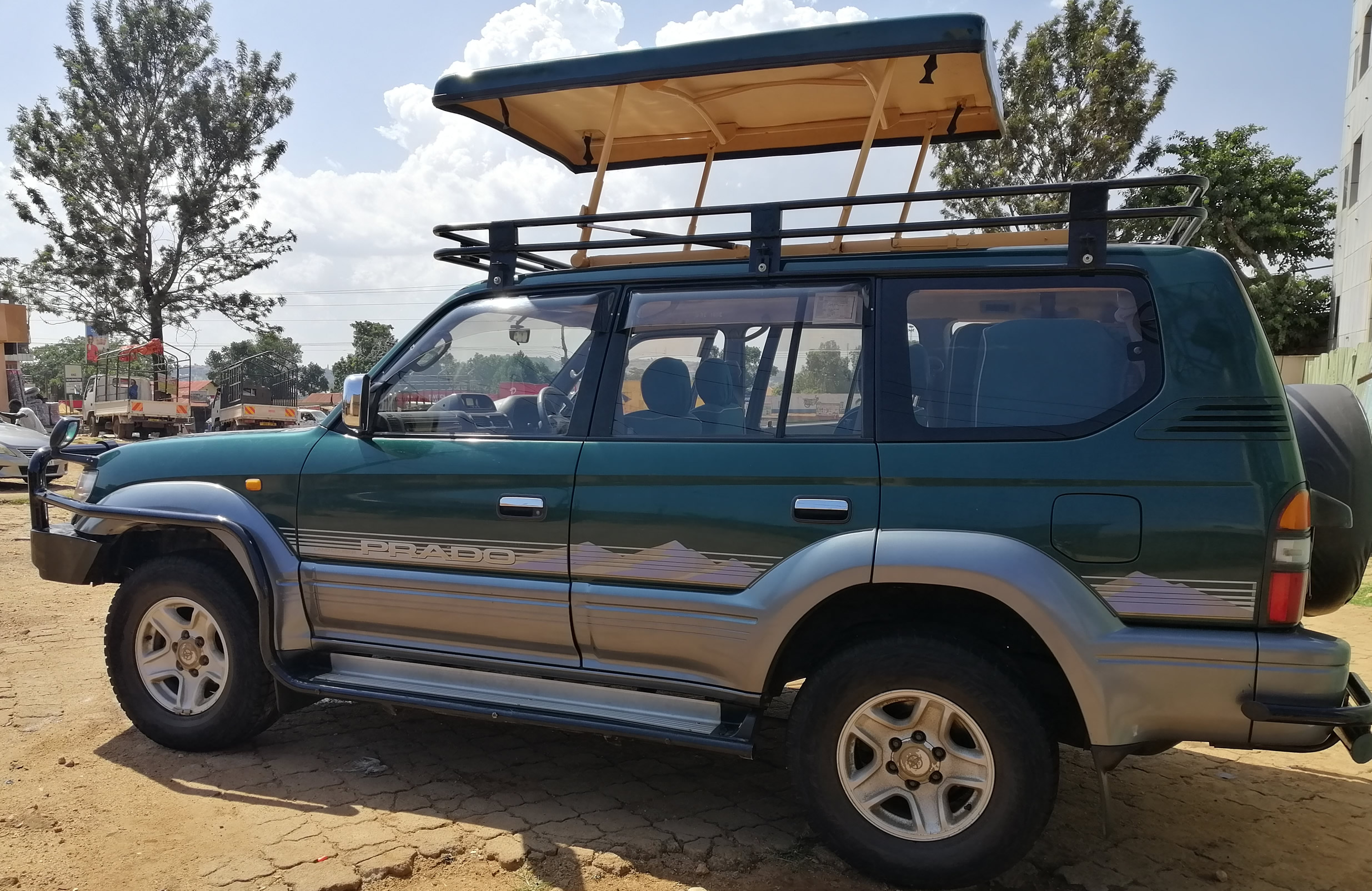 best car hire Uganda - Land Cruiser with a popup roof